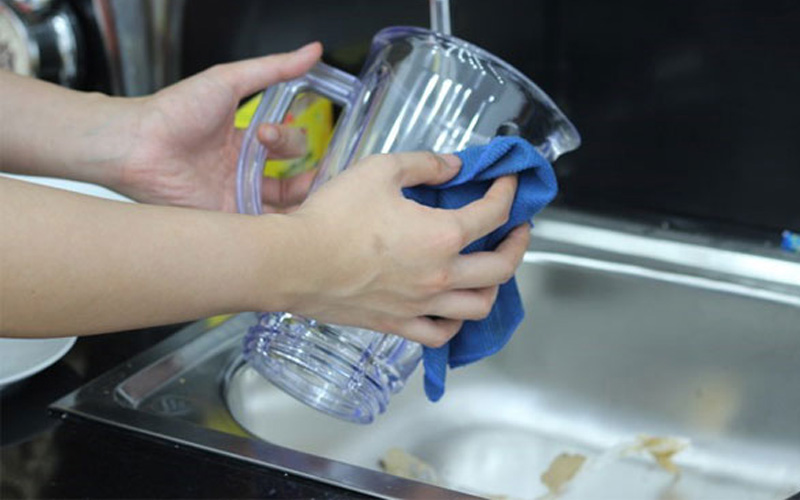 Dùng khăn mềm lau khô cối xay sinh tố sau khi rửa sạch