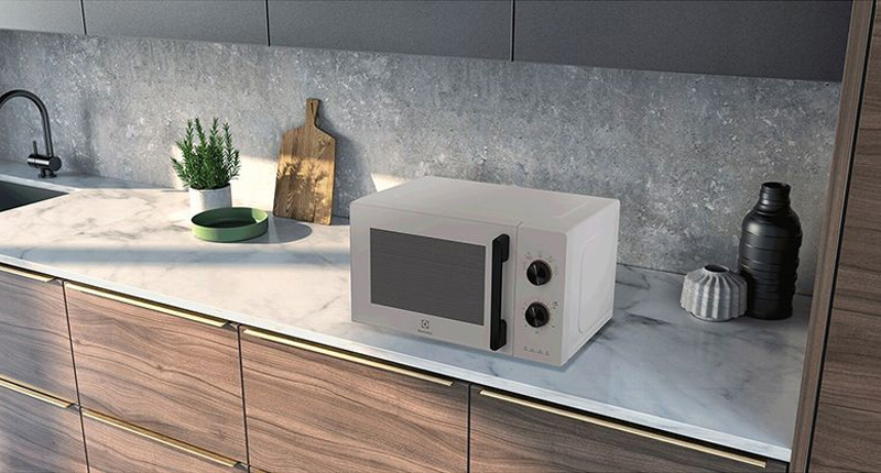 Lò Vi Sóng Electrolux EMM20K22W 20 Lít tô điểm không gian bếp