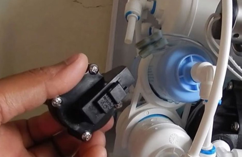 Máy lọc nước bị rò điện do giắc cắm van bị lỏng