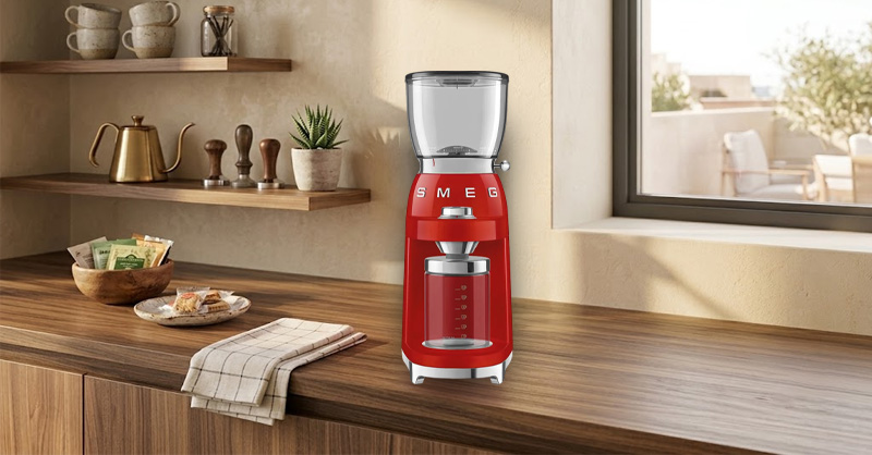Máy Xay Cà Phê SMEG CGF01RDEU nổi bật với thiết kế retro đặc trưng