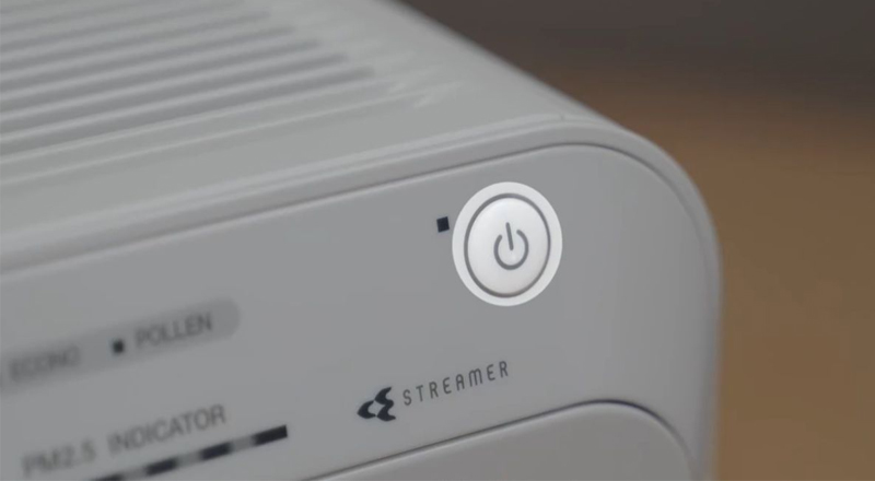 Nhấn giữ nút nguồn để tắt máy lọc không khí Daikin