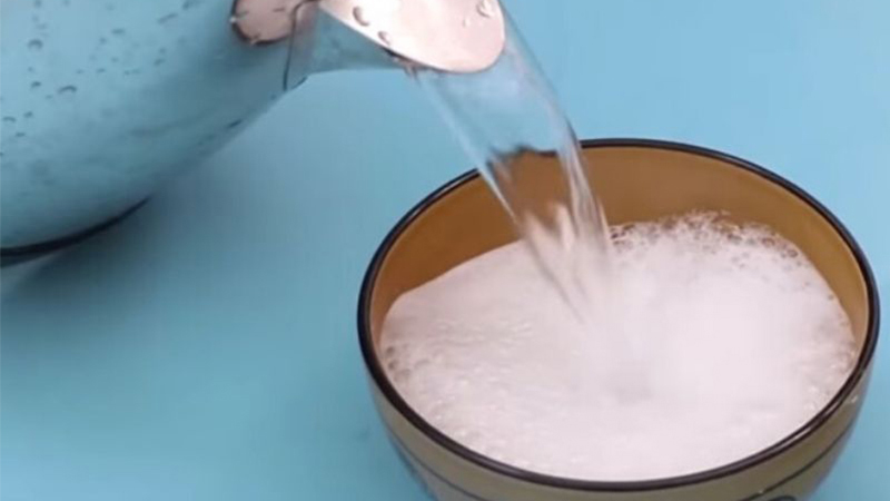 Pha hỗn hợp làm sạch và cho vào bình xịt