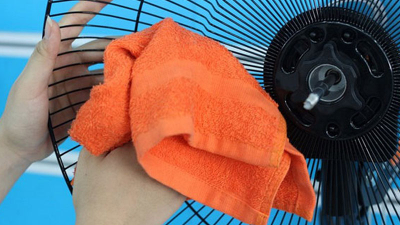 Lau khô bằng khăn sạch sau khi vệ sinh