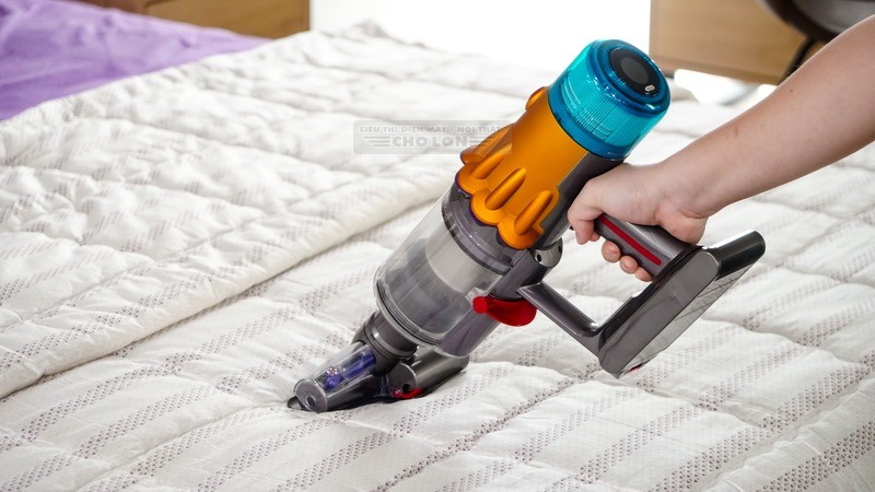 Xoay phần nắp sau để tháo bộ lọc của Dyson V12s Detect Slim Submarine Complet