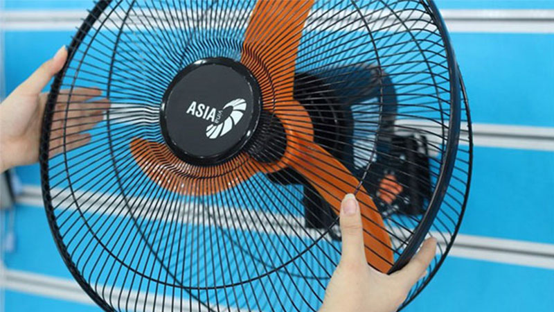 Tiến hành tháo lồng quạt và cánh quạt để bắt đầu vệ sinh