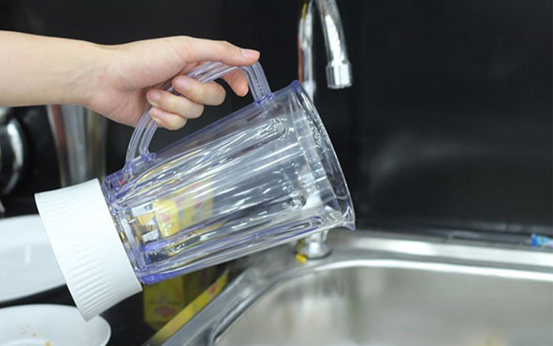 Tráng cối xay với nước sạch vài lần để loại bỏ bớt cặn thực phẩm