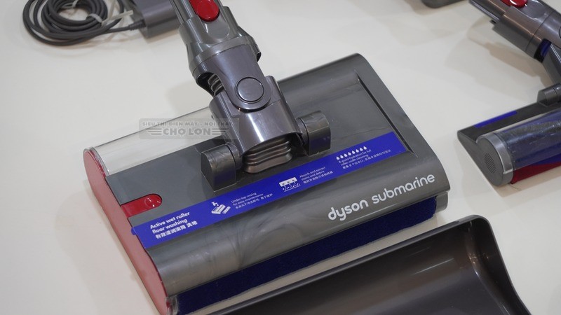 Tiến hành vệ sinh đầu Submarine của Dyson V12s Detect Slim Submarine Complet