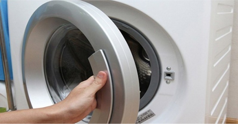 Kiểm tra cửa máy giặt Electrolux đã đóng kín chưa