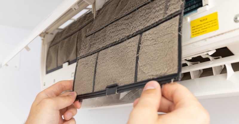 Bộ lọc máy lạnh bám bụi khiến điều hòa không làm mát hiệu quả