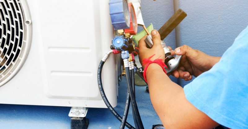 Máy lạnh thổi hơi nóng do hết gas làm lạnh