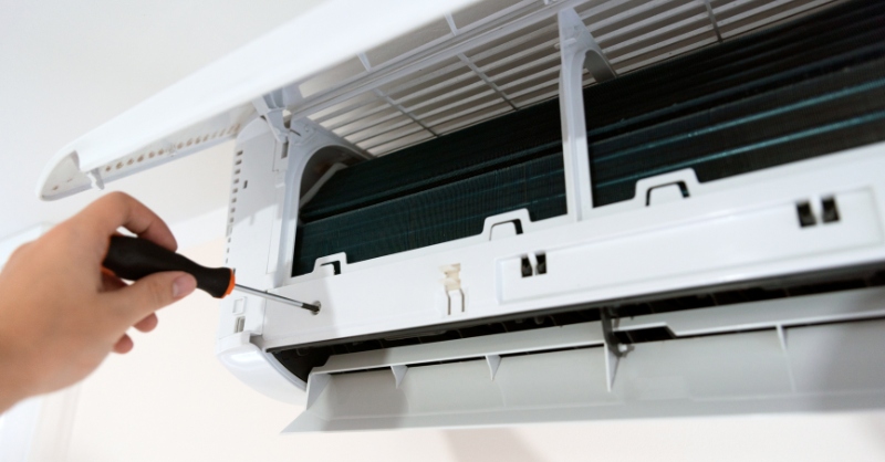 Thay cầu chì máy lạnh bị đứt để máy hoạt động bình thường trở lại