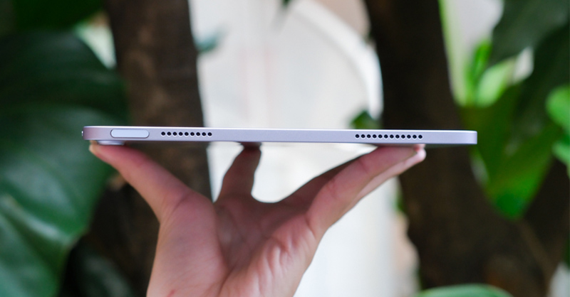 Nút nguồn tích hợp Touch ID và 2 loa đối xứng của iPad Air M4
