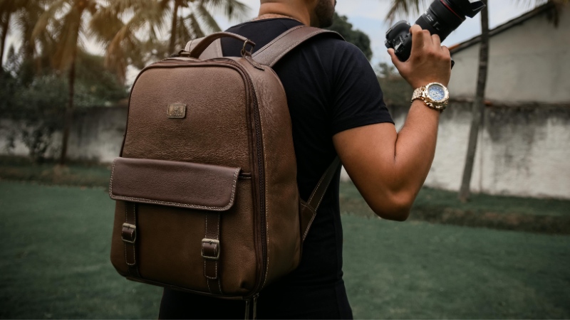 Balo da nam thời trang là quà tặng Valentine thiết thực