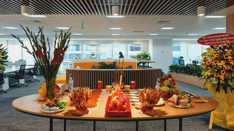 Mâm cúng tân niên 2026 đầy đủ gồm ngũ quả, trà rượu, hoa tươi và xôi chè