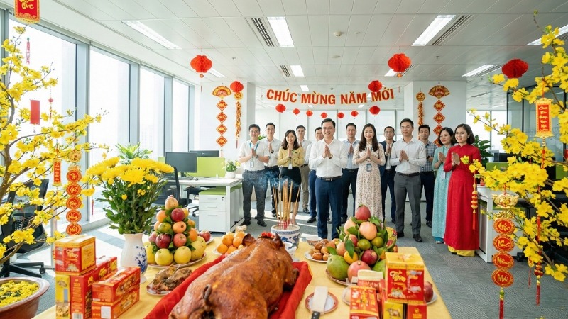 Tập thể nhân viên công ty tham gia lễ cúng tân niên 2026