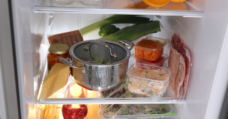 Dọn sạch thực phẩm trong tủ lạnh để dễ dàng làm vệ sinh