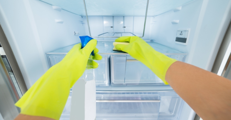 Ngắt điện tủ lạnh trước khi vệ sinh hoặc di chuyển để tránh chập điện