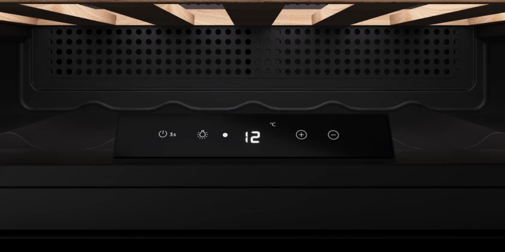 Bảng điều khiển cảm ứng bên trong Tủ Ướp Rượu Teka RVI 10024 GBK