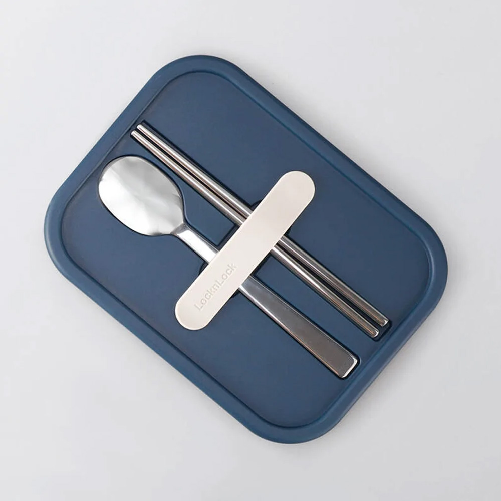 Bộ muỗng đũa đi kèm có đệm silicone giữ cố định