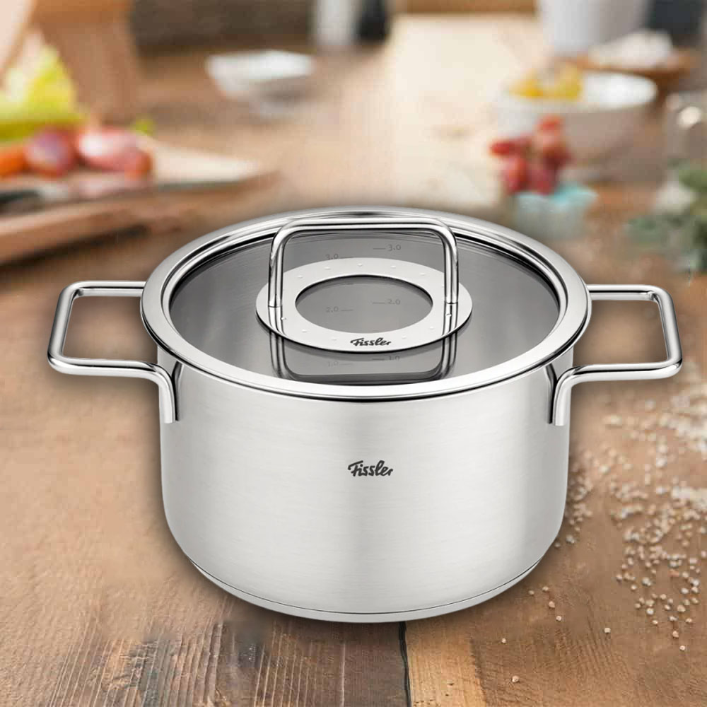 Vành nồi được thiết kế rộng, thuận tiện cho việc đổ rót thức ăn