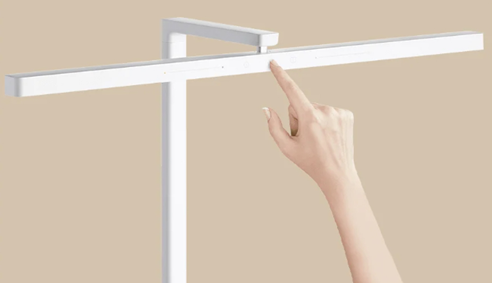Bảng điều khiển cảm ứng được thiết kế đơn giản và trực quan