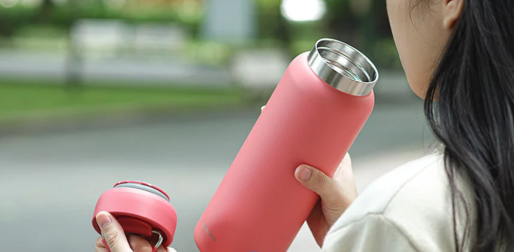 Dung tích 900ml phù hợp mang theo nước, trà hoặc cà phê khi đi làm, đi học
