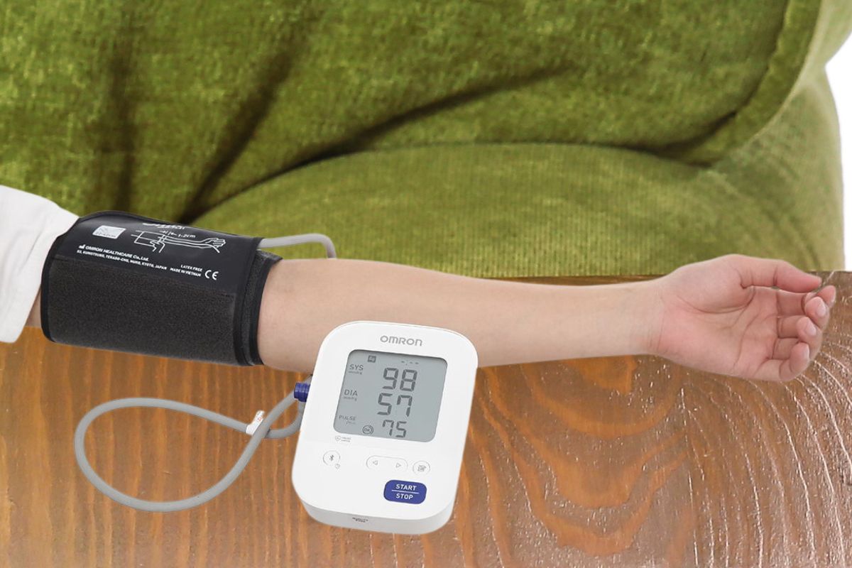 Máy đo huyết áp Omron HEM-7156T có chức năng báo cử động tay