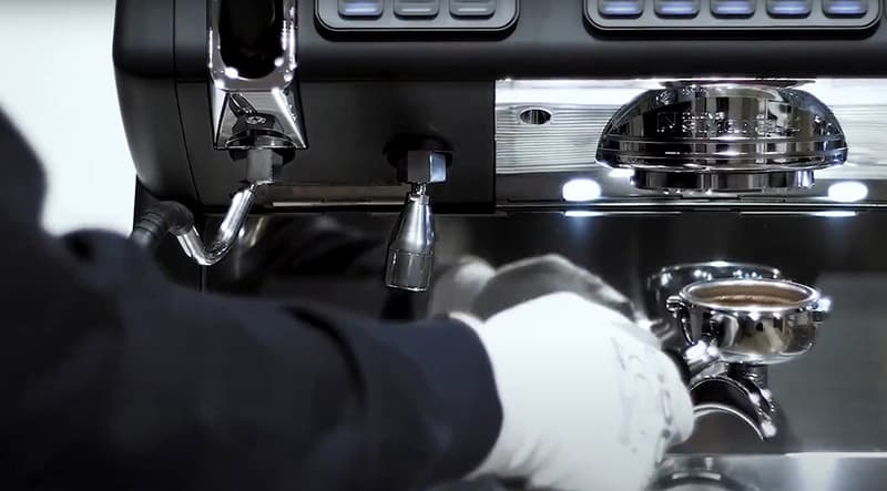 Lắp bộ lọc bột cà phê vào đầu chiết của máy