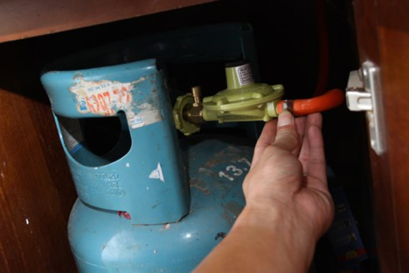 Ống dẫn gas bị gấp khiến bếp khí gas không lưu thông