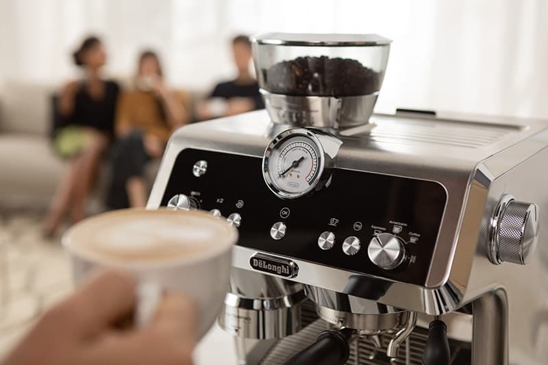Quan sát áp suất thay đổi khi pha cà phê