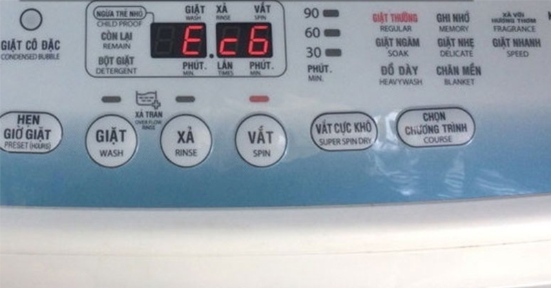 Lỗi EC6 máy giặt Toshiba xuất hiện khi lồng giặt bị quá tải hoặc nước cấp vào lồng giặt không đủ