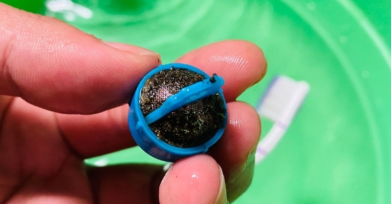 Kiểm tra lưới lọc của van cấp nước để xem có bị bẩn hoặc tích tụ quá nhiều cặn hay không