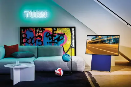 Lifestyle Tivi Samsung SERO QLED 4K 43 Inch QA43LS05B 14