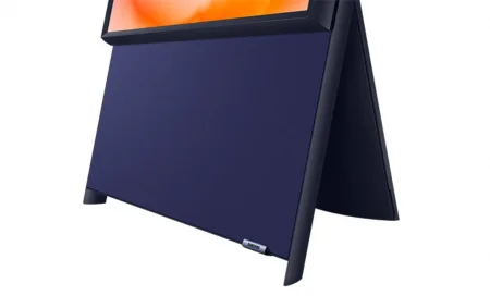 Lifestyle Tivi Samsung SERO QLED 4K 43 Inch QA43LS05B 12