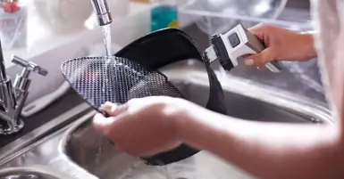 Cách vệ sinh phụ kiện nồi chiên không dầu đơn giản và hiệu quả