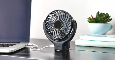 Quạt tích điện vừa dùng vừa sạc có sao không?