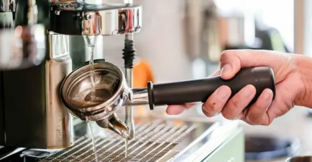 Mách bạn cách vệ sinh máy pha cà phê tại nhà siêu dễ