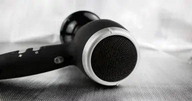 Hút bụi bằng máy sấy tóc có an toàn không?