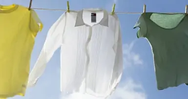 Mẹo hay đời sống: Có nên lộn ngược quần áo khi phơi?