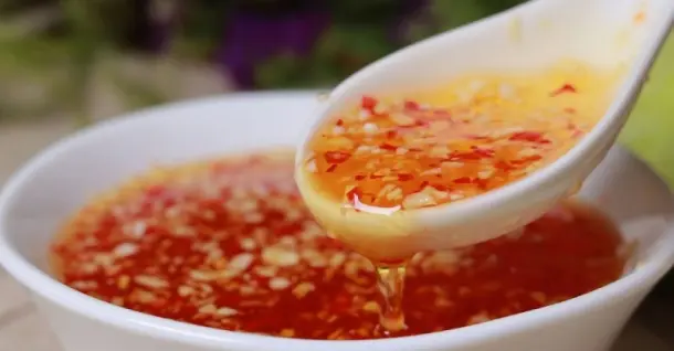 Cách làm nước mắm ớt tỏi ngon bất bại, chấm gì cũng hợp