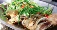 Cách làm cá mú hấp xì dầu ngon ngọt, đúng điệu nhà hàng