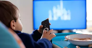 5 tác hại khi cho trẻ vừa ăn vừa xem tivi, điện thoại hay máy tính mà bạn chưa biết