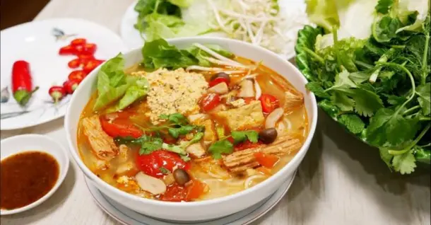 Mách bạn cách làm bún riêu chay thanh ngon, đậm đà