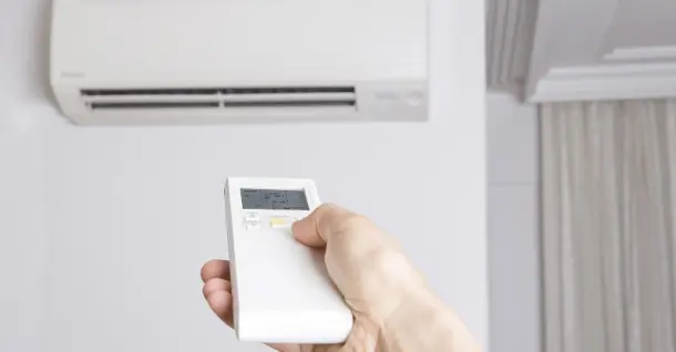 Máy lạnh thổi ra hơi nóng? Nguyên nhân và cách khắc phục