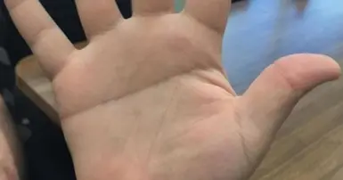 Khám phá ý nghĩa của bàn tay chữ nhất ở nam và nữ trong phong thủy