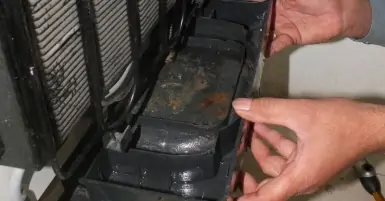 Khay nước sau tủ lạnh có tác dụng gì? Cách vệ sinh khay nước đơn giản
