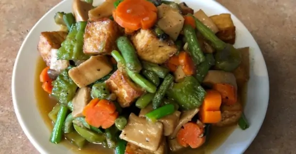 Cách làm rau củ kho chay thanh đạm, đậm vị cho bữa cơm chay