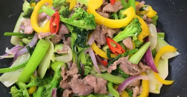 2 cách làm thịt bò xào thập cẩm với rau củ xanh giòn và thịt mềm