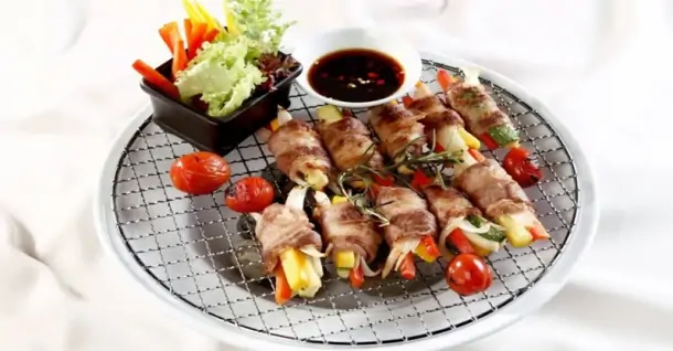 Cách làm bò cuộn rau củ thập cẩm bổ dưỡng đầy màu sắc