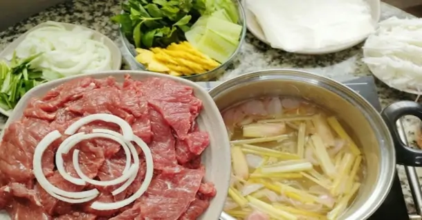 Cách làm bò nhúng mẻ cuốn bánh tráng ngon chuẩn vị tại nhà